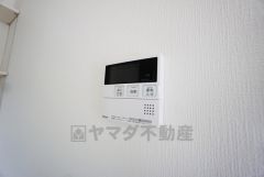 キッチン横からお湯張り、追い炊き、足し湯がボタン一つで楽々操作できる給湯機リモコンです＾＾忙しい夕飯の準備の時間帯に重宝しますね。