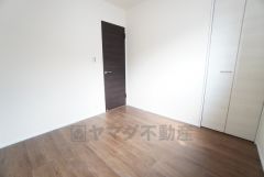 明るい洋室です＾＾ 開放的な優しい雰囲気になっています＾＾ ベッドや机、ＴＶを置いてもゆとりのある広さです。