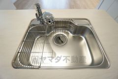 広々とした凸型シンクに洗剤ポケットを標準装備。大きなお鍋など洗いやすいです。
