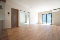 大きな窓のあるリビングは、陽光あふれる明るい空間です。居心地良く、ご家族皆がゆったり寛げる憩いの空間となりそうです。