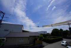 2階バルコニーからの眺望です。前面に遮るものがなく景色を一望できます。日当たりも良好なのでお洗濯物が良く乾きます。