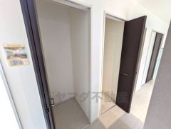 キッチン横に広々としたパントリー付き＾＾洗面室にも近く、食料品だけでなく日用品などの収納にも＾＾