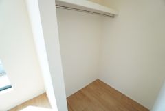 洋室にはハンガーパイプ付きのウォークインクローゼットが設けられています。たっぷり収納できるので衣替えの心配もいりませんね＾＾