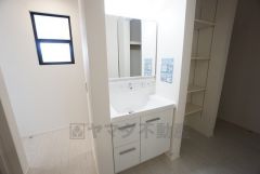 三面鏡裏収納付き洗面化粧台です＾＾ 歯磨きセットやスキンケア用品などの収納に便利ですね。