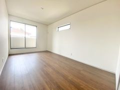 8.5帖洋室。主寝室としてお使いいただけそうなこちらのお部屋は、日当たりが良く、爽やかな風を感じて起きる朝は、快適生活の始まりに。
