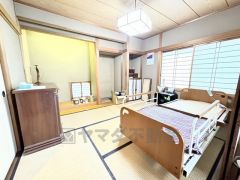 約6帖の和室です。押入の横には床の間もあります。