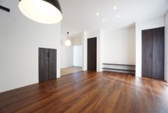 家族が集まる開放的なリビング。思い思いの時間を過ごしたり食事をしたり、素敵な団らんの場になりますね。