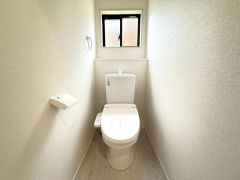 ウォシュレット、暖房便座、節電・節水機能など、使い勝手のよい高機能トイレです。 上部には収納棚が付いています＾＾