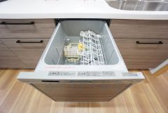 炊事時間を大幅に短縮できる食器洗浄乾燥機付き＾＾食器を洗う手間が減るので家族とのコミュニケーションの時間や自分の時間が増えますね。 