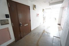 玄関前は広々としているので荷物が多い時も安心です＾＾