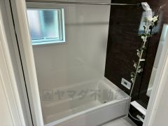 1日の疲れを癒すくつろぎのバスルーム。足を伸ばしてもゆったりと入れるサイズです。お子様と一緒にお風呂に入っても狭くないですね＾＾