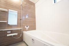 1日の疲れを癒すくつろぎのバスルーム。足を伸ばしてもゆったりと入れるサイズです。お子様と一緒にお風呂に入っても狭くないですね^^