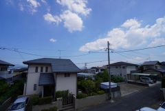 2階バルコニーからの眺望です。南向きで、日当たりも良好。お洗濯物が良く乾きます。