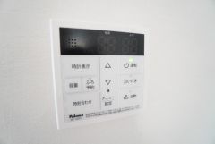 キッチン横からお湯張り、追い炊き、足し湯がボタン一つで楽々操作できる給湯機リモコンです。忙しい夕飯準備の時間帯に重宝しますね。