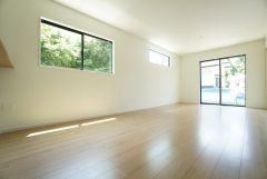 大きな掃き出し窓のあるリビングは、陽光あふれる明るい空間です。ゆったりと寛げる憩いの場となりそうです。