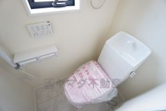 1階2階の2ヶ所にトイレがありますので、忙しい朝にも家族に気を使わず、ゆとりが生まれますね＾＾ 小窓付きで換気する時に便利です＾＾