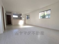 窓から光が差し込む明るいダイニングです＾＾