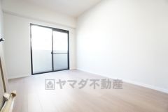 こちの洋室は明るい室内＾＾風通しも良く、大変居心地の良い空間となっております。日当たりがよく、子供部屋としての利用もおすすめ。