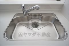 広々とした凸型シンクに洗剤ポケットを標準装備。大きなお鍋など洗いやすいです。
