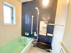 清潔感あふれる明るいバスルームで、リラックスできる時間をお楽しみいただけます。 浴室乾燥機付きで、雨の日のお洗濯にも便利です＾＾