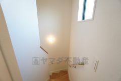 お子様も高齢の方も安心して上り下りができる手摺がついた安心設計です。 階段には小窓を配置しました。日中でも暗くなりがちな階段下が明るくなり安全ですね。 