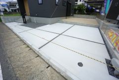駐車スペースはゆとりある2台分を確保。マイカー用に、お客さま用に、余裕を持ってご利用いただけます。