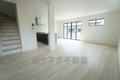 大きな掃き出し窓のあるリビングは、陽光あふれる明るい空間です。ゆったりと寛げる憩いの場となりそうです。 