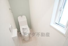 1階2階の2ヶ所にトイレがありますので、忙しい朝にも家族に気を使わず、ゆとりが生まれますね＾＾ 小窓付きで換気する時に便利です＾＾