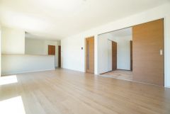 対面式キッチンを中心としたリビングダイニング。隣接する和室と合わせると23帖以上の大空間になります。