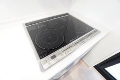 お手入れのしやすいIHクッキングヒーターです。3口コンロなので、効率よくお料理が楽しめます。毎日のお料理も楽しくなりますね＾＾