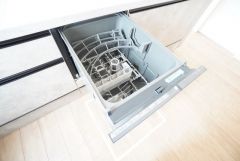 食事の後の手間を解消する食器洗い乾燥機付。冬場の洗い物で手荒れの悩みもなくなります。手洗いよりも節約できて便利。