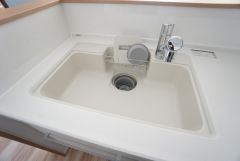 広々とした凸型シンクに洗剤ポケットを標準装備。大きなお鍋など洗いやすいです。