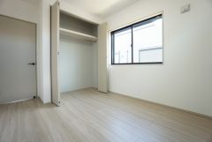 暖かい日差しが差し込む洋室。たっぷり収納できるクローゼット付きでお部屋の中をすっきりと快適に保てます。