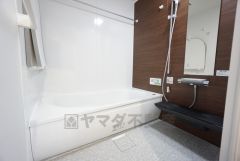 1日の疲れを癒すくつろぎのバスルーム。足を伸ばしてもゆったりと入れるサイズです。お子様と一緒にお風呂に入っても狭くないですね＾＾ 