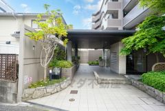 品格と落ち着きを感じさせる現代的なマンションエントランスです。シンプルでありながら細部まで配慮された設計が、住まう方々を心地よく迎え入れます＾＾ 