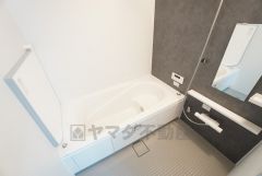 1日の疲れを癒すくつろぎのバスルーム。足を伸ばしてもゆったりと入れるサイズです。お子様と一緒にお風呂に入っても狭くないですね＾＾