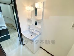 三面鏡裏収納付き洗面化粧台です＾＾ 歯磨きセットやスキンケア用品などの収納に便利ですね。