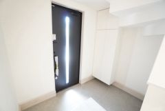 採光も考えられた明るい玄関です。たっぷり収納できるシューズボックス。家族全員の靴がきれいに整頓できます。