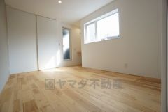 バルコニーへ出られる約6.5帖の洋室。