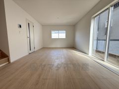 大きな掃き出し窓のあるリビングは、陽光あふれる明るい空間です。ゆったりと寛げる憩いの場となりそうです。