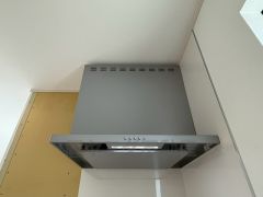 コンロ上には換気扇完備＾＾すぐ横に小窓が設けられているので、換気扇と合わせてWで換気できます＾＾