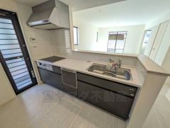 対面式キッチンなのでリビングにいるご家族とコミュニケーションを取りながら洗い物や、お料理が楽しめそうですね＾＾