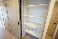 廊下には大きめの収納が付いています。可動棚付きなので収納したいものによって高さが変えられるので、便利ですね＾＾