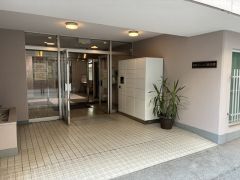 宅配ボックス付き。お仕事中や外出中などの不在時にも荷物が受け取れるのはとっても便利ですね＾＾