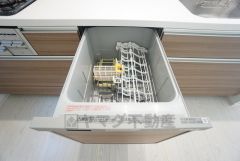 炊事時間を大幅に短縮できる食器洗浄乾燥機付き＾＾食器を洗う手間が減るので家族とのコミュニケーションの時間や自分の時間が増えますね。