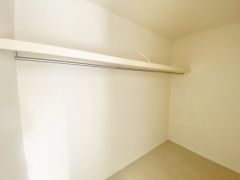 洋室にはハンガーパイプ付きのウォークインクローゼットが設けられています。たっぷり収納できるので衣替えの心配もいりませんね＾＾