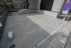 駐車スペースはゆとりある2台分を確保。マイカー用に、お客さま用に、余裕を持ってご利用いただけます＾＾