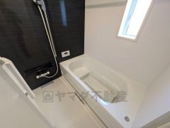 1日の疲れを癒すくつろぎのバスルーム。足を伸ばしてもゆったりと入れるサイズです。お子様と一緒にお風呂に入っても狭くないですね＾＾