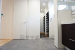 脱衣スペースも広々と確保されています＾＾玄関のシューズクロークからとリビングからと2方向から出入りできます＾＾