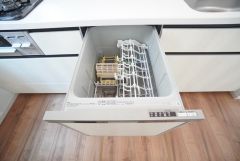 食事の後の手間を解消する食器洗い乾燥機付。冬場の洗い物で手荒れの悩みもなくなります。手洗いよりも節約できて便利。